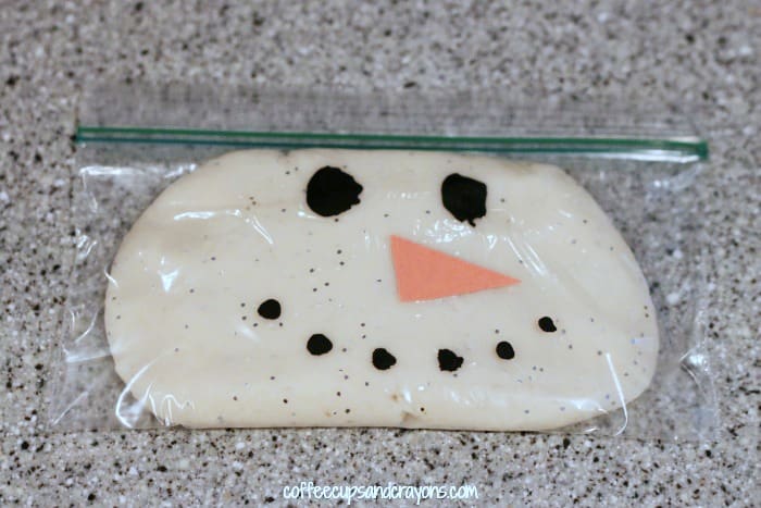 DIY-Valentine-Make-Play-Dough-Snowman-Bags