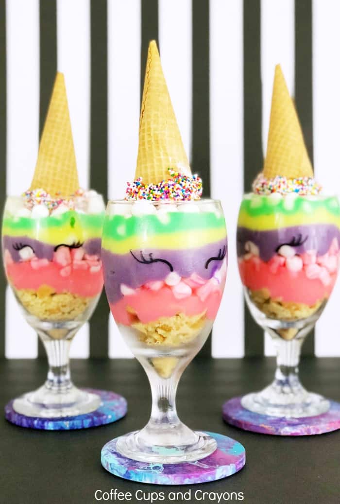 Simple recipe for rainbow unicorn pudding parfaits! So much fun for a #rainbow or #unicorn party!